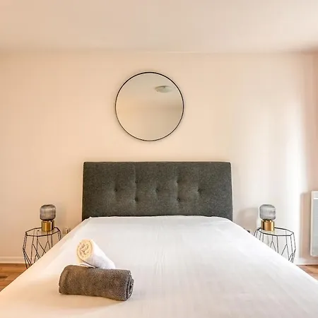 Le Charismatique - Just A Stone's Throw From Paris - 336b *