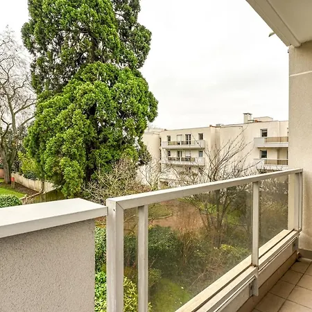 Le Charismatique - Just A Stone's Throw From Paris - 336b *